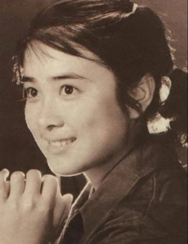 傅艺伟可以说是上世纪大陆最美女星,一手好牌打烂,如今气质全部