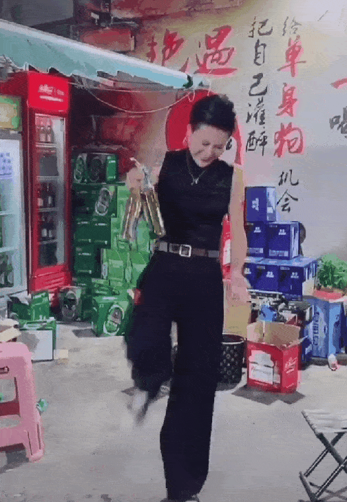 五个美女老板娘个个热情大方姑娘们的开瓶技术更是圈粉无数一座城市的