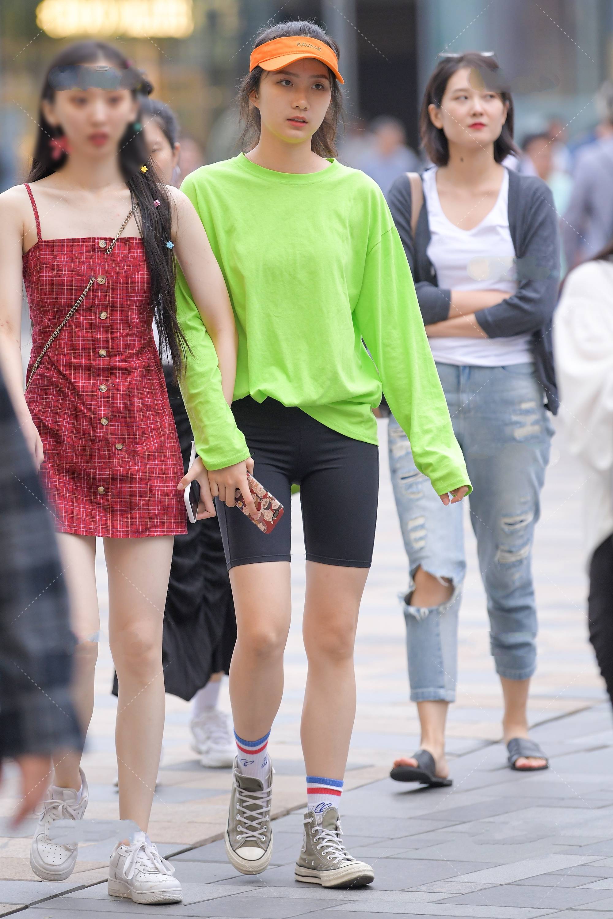 夏季街头的一道彩虹,简约运动风荧光绿穿搭,青春显白又时尚