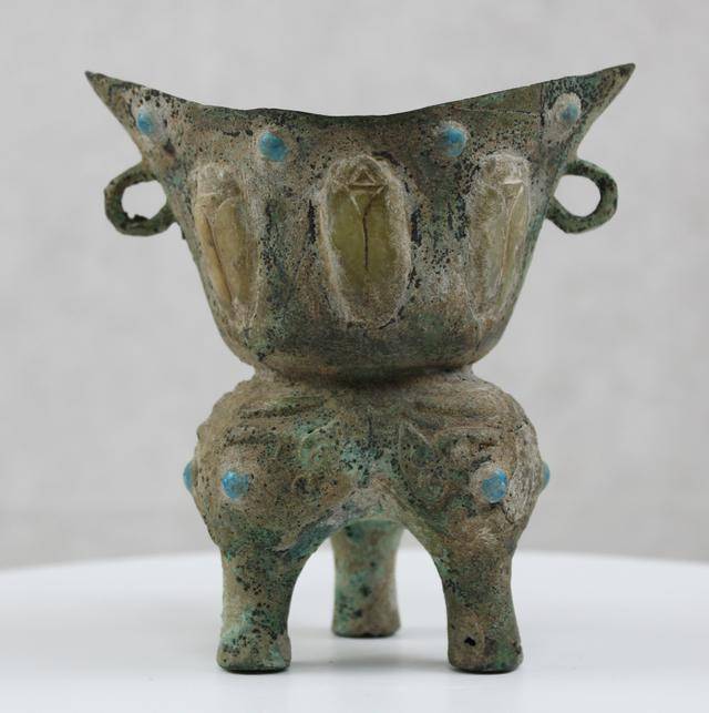 西周 青铜玉蝉镶绿松石三足杯