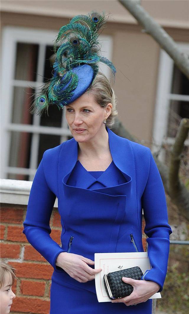 原创苏菲王妃太低调,颜值气质都绝佳,一身皇家蓝不输凯特王妃