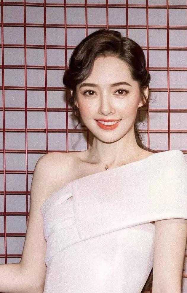 原创与冯绍峰王思聪传恋情的郭碧婷,为何能嫁入豪门能成为港圈太子妃