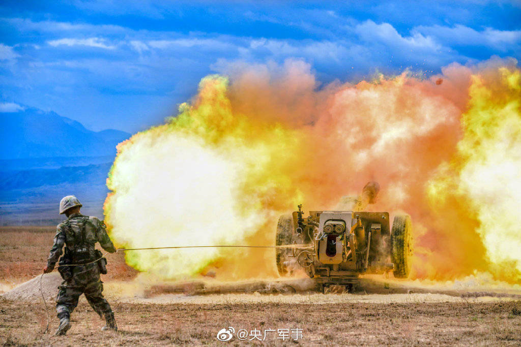 新疆军区某团火力营开展实弹射击训练