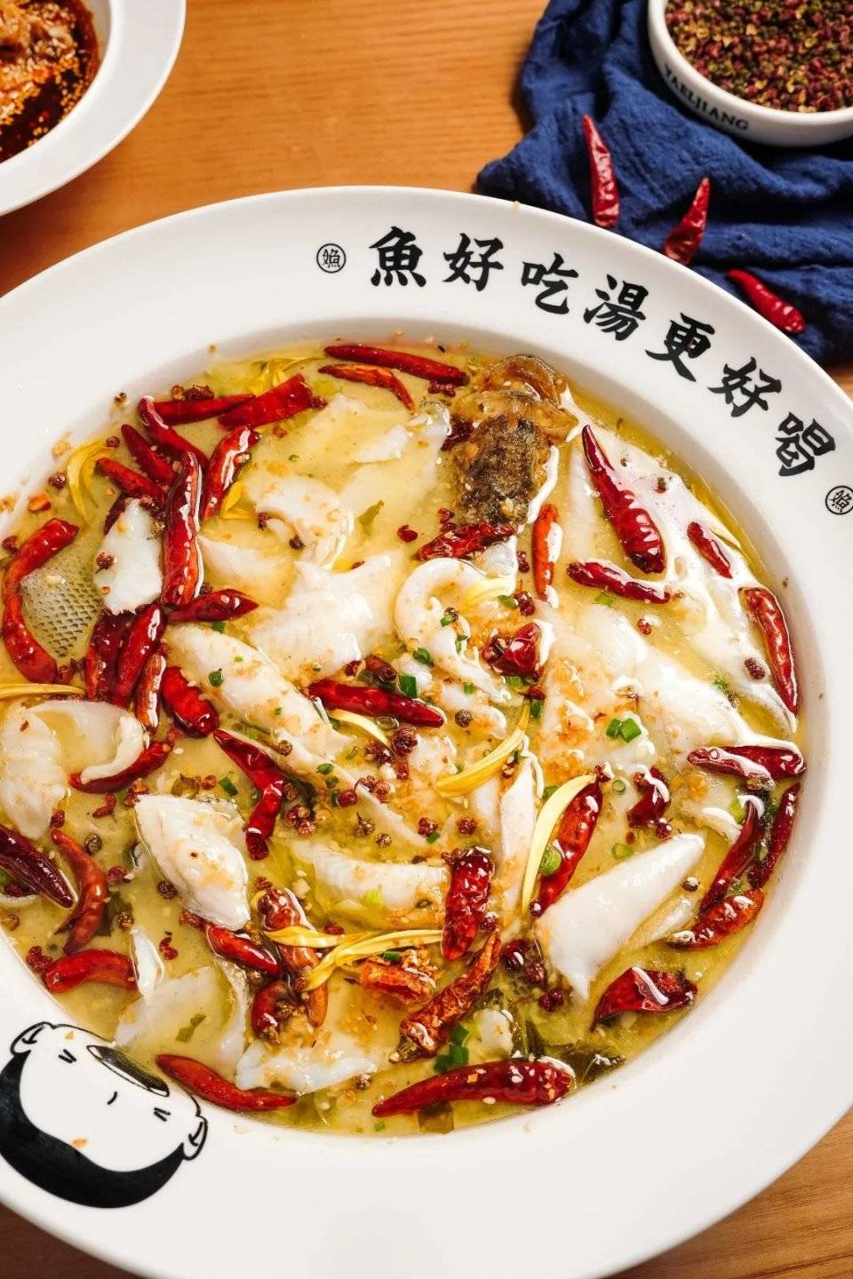 「江渔儿」的员工打起来了!粉丝却拍手叫好…_酸菜鱼