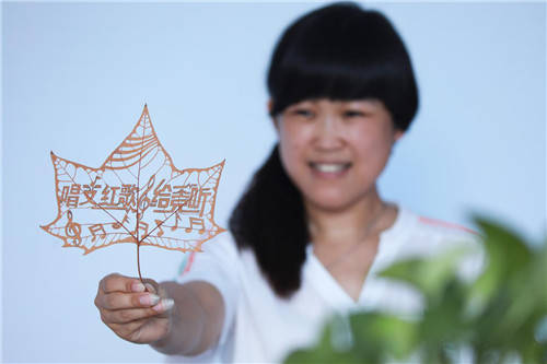 河北唐山丰润福庆寺小学教师杨晓丹创作叶雕迎"七一"