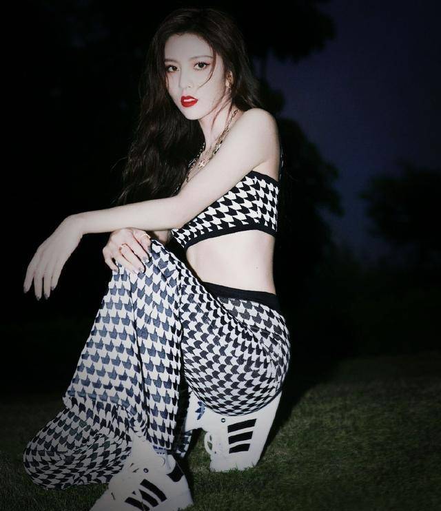 她被称为中国泫雅身穿黑色吊带印花裙诠释复古文艺美感