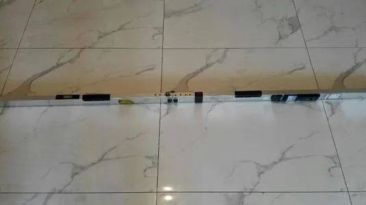 同时在验收的过程中还要用水平尺来检验.一般来说误差