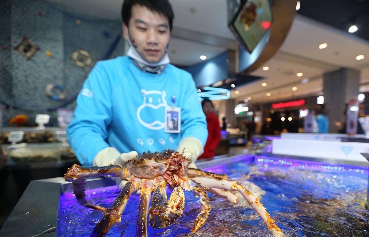 原创进口海鲜产品销售冷清,国产海鲜遭受波及,商家提前冰冻等待回暖