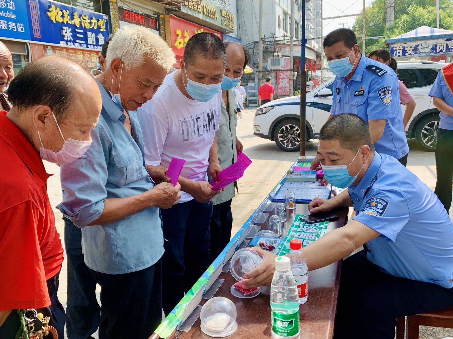 枣阳警方深入汽车站开展禁毒宣传活动_毒品