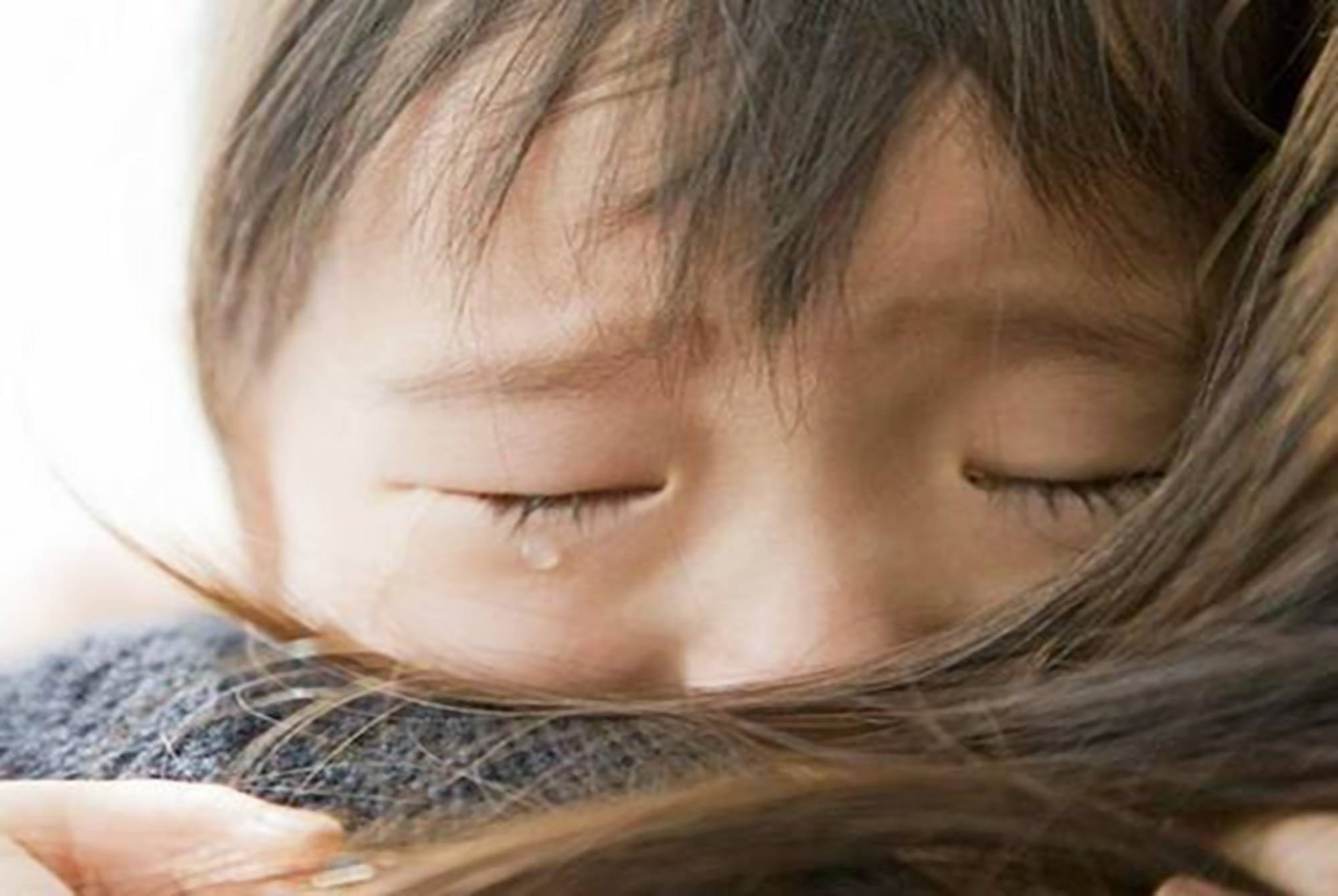原创哭声免疫法毁孩子,父母需读懂孩子一哭求抱抱的依恋心理