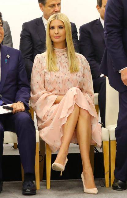 粉色连衣裙的裙摆是双层的,很亲肤的面料在伊万卡翘起二郎腿的时候也