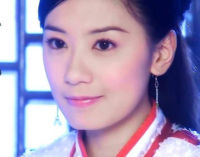 在《包青天之梅花盗》中饰演飞凤郡主一角,这时期的她虽然还是个新人