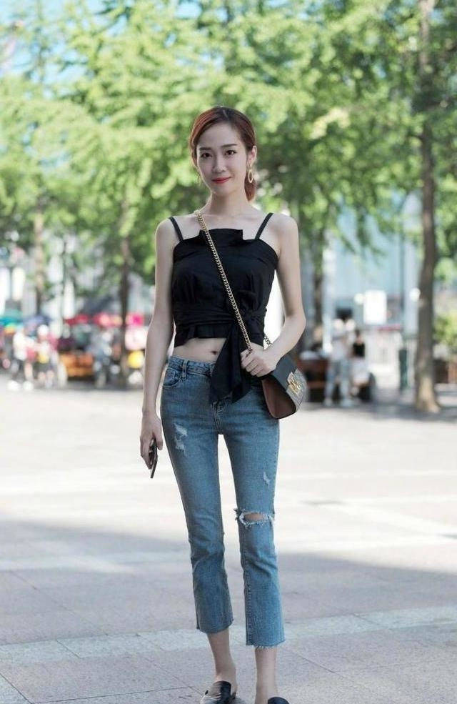 原创街拍,美女穿挂脖式的一字肩上衣,散发着优雅的气质