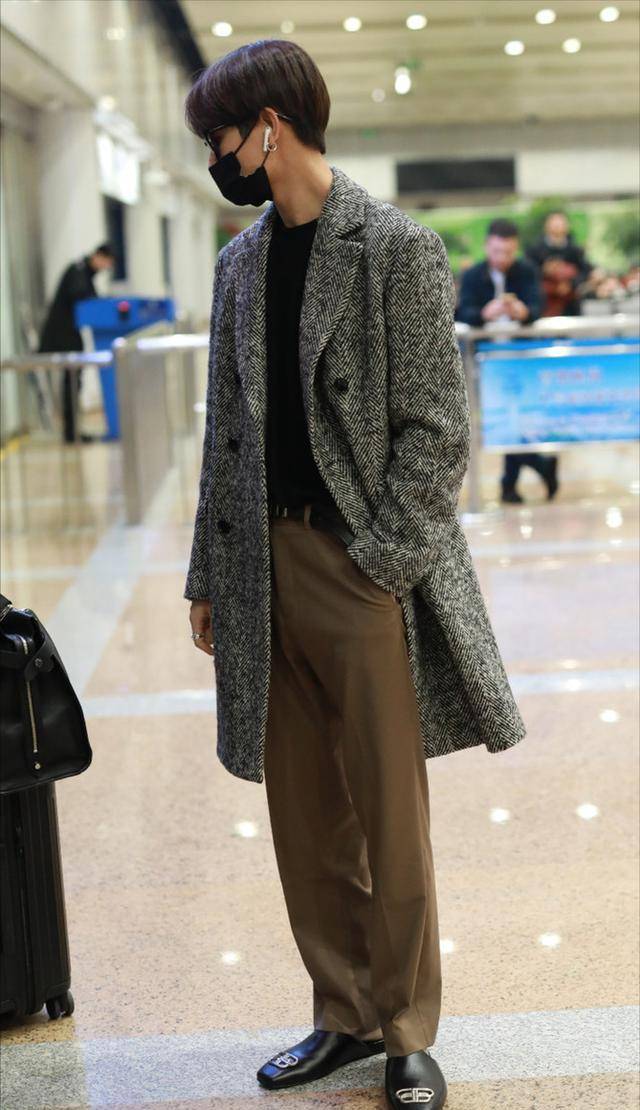 林彦俊现身机场,刘海太长看不见眼睛,穿粉色卫衣可爱满分