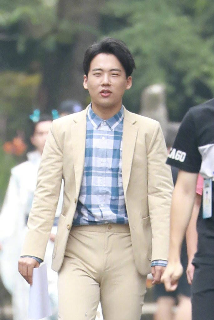 原创郭麒麟录跑男西装穿错码显胖一圈镇定自若不愧郭德纲之子