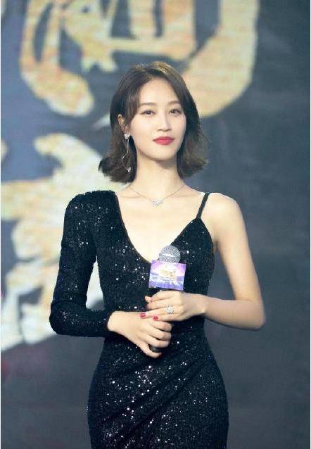 这些拥有一字肩的明星,造型师都很省事吧,哪个不让女生柠檬精