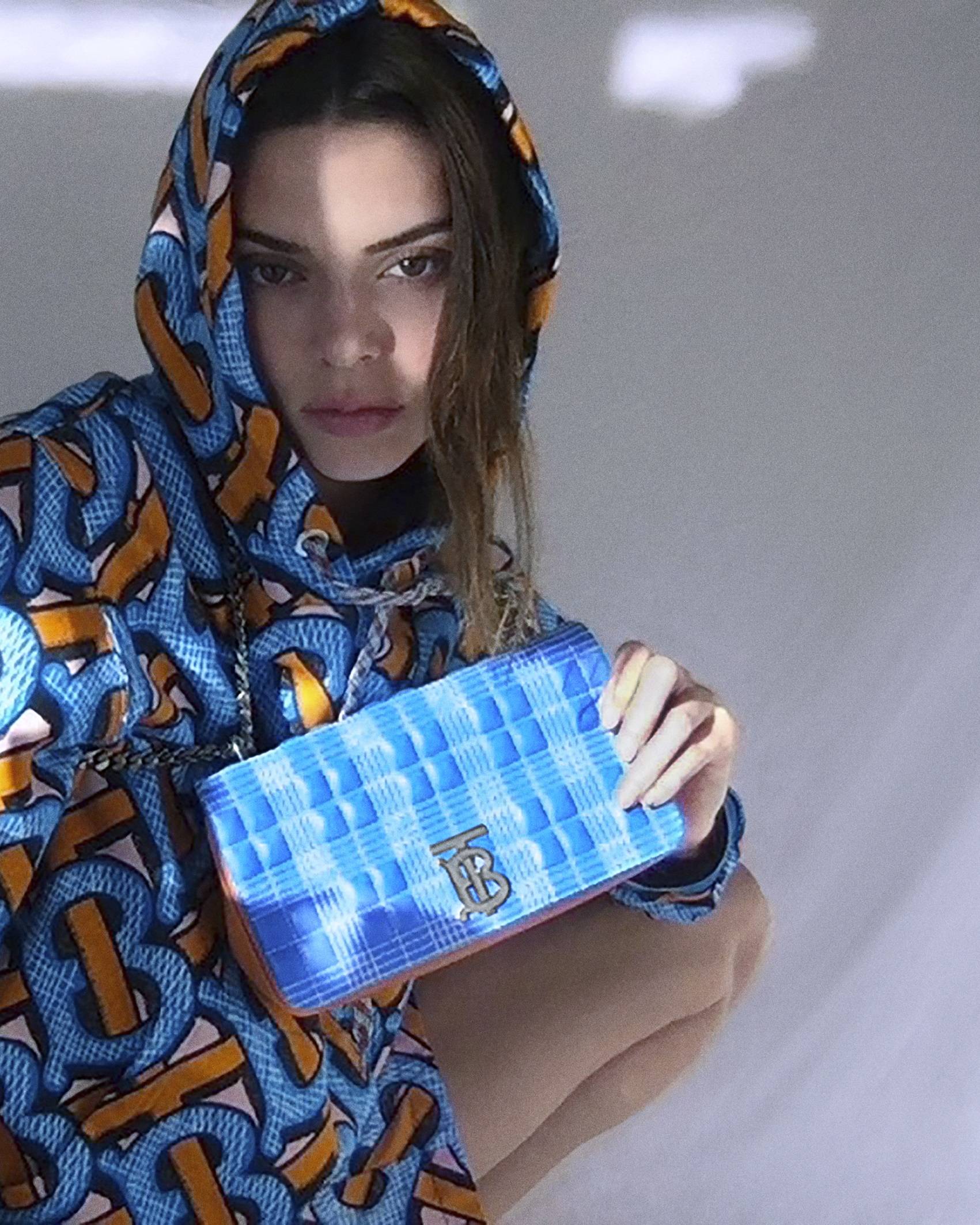 burberry发布全新tb 夏季专属标识系列广告大片由kendall 倾情演绎