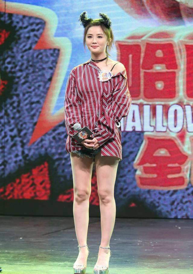 蔡卓妍太会穿易胖条纹连衣裙绑条皮带腿长十公分