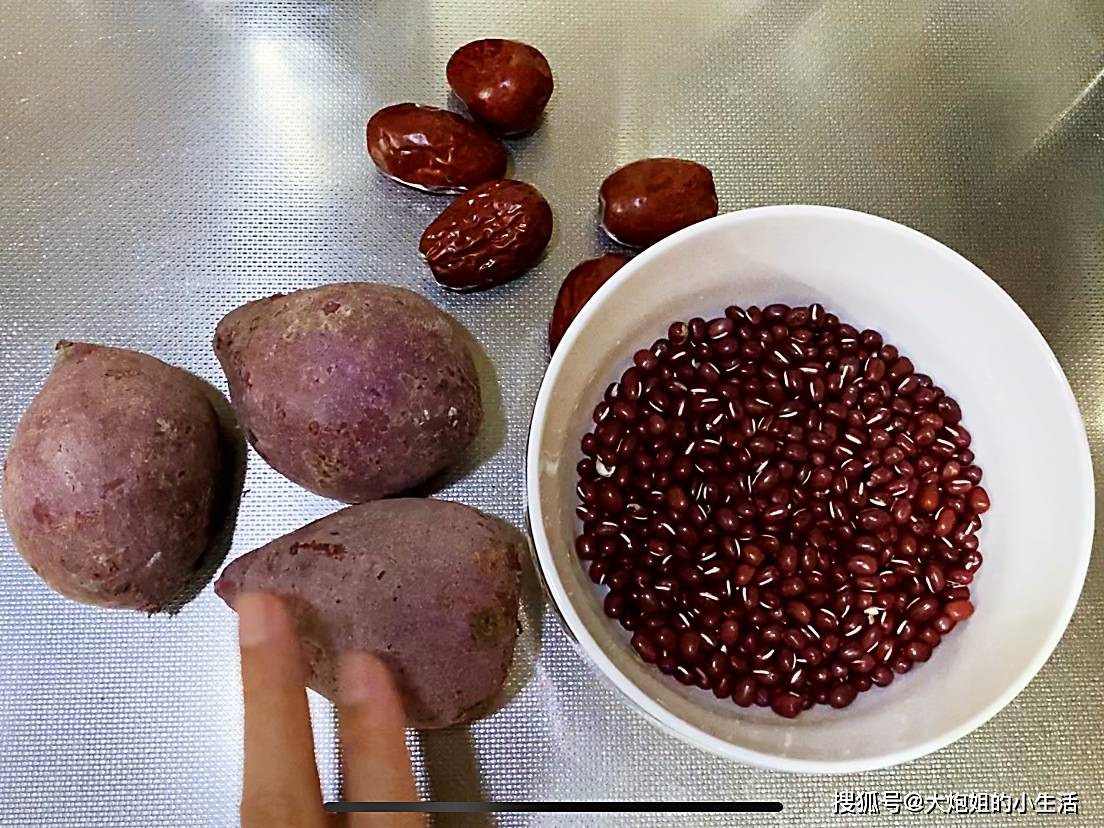 养颜美容的紫薯红豆糕,今天下午茶有咗喽