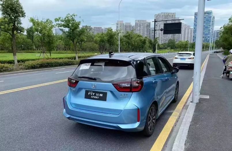 第四代本田飞度sport版实车到店,比polo大气,1.5l配声纳传感器