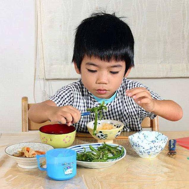 宝宝不爱吃饭饿一饿行吗?孩子不肯吃饭的5个原因,家长要明白_小枫