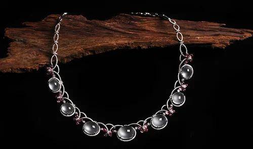 玻璃种翡翠玉最大的特点是透明度最高,几乎到了全透明! 玻璃种翡翠玉最大的特点是透明度最高,几乎到了全透明!