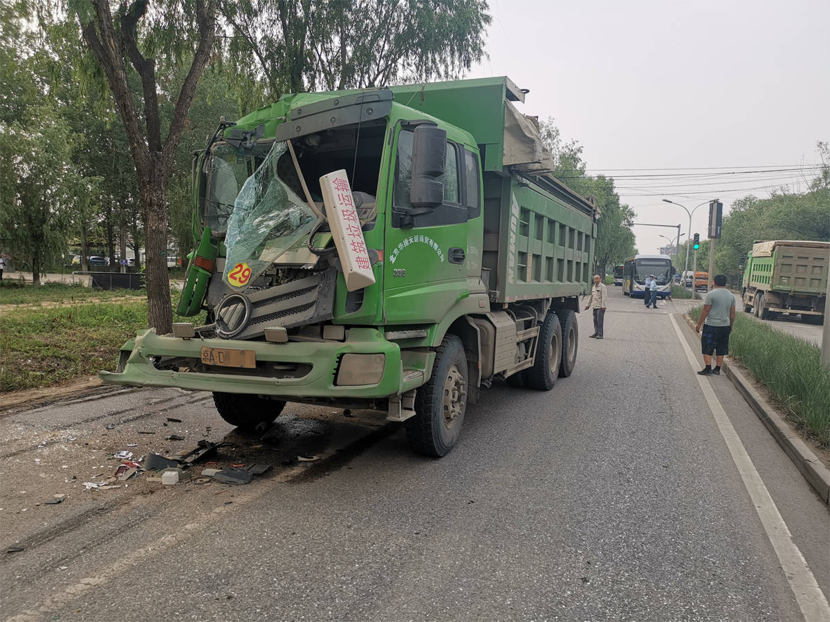 晚高峰前大貨車事故致道路交通中斷海淀交警20分鐘不到快速清理現場