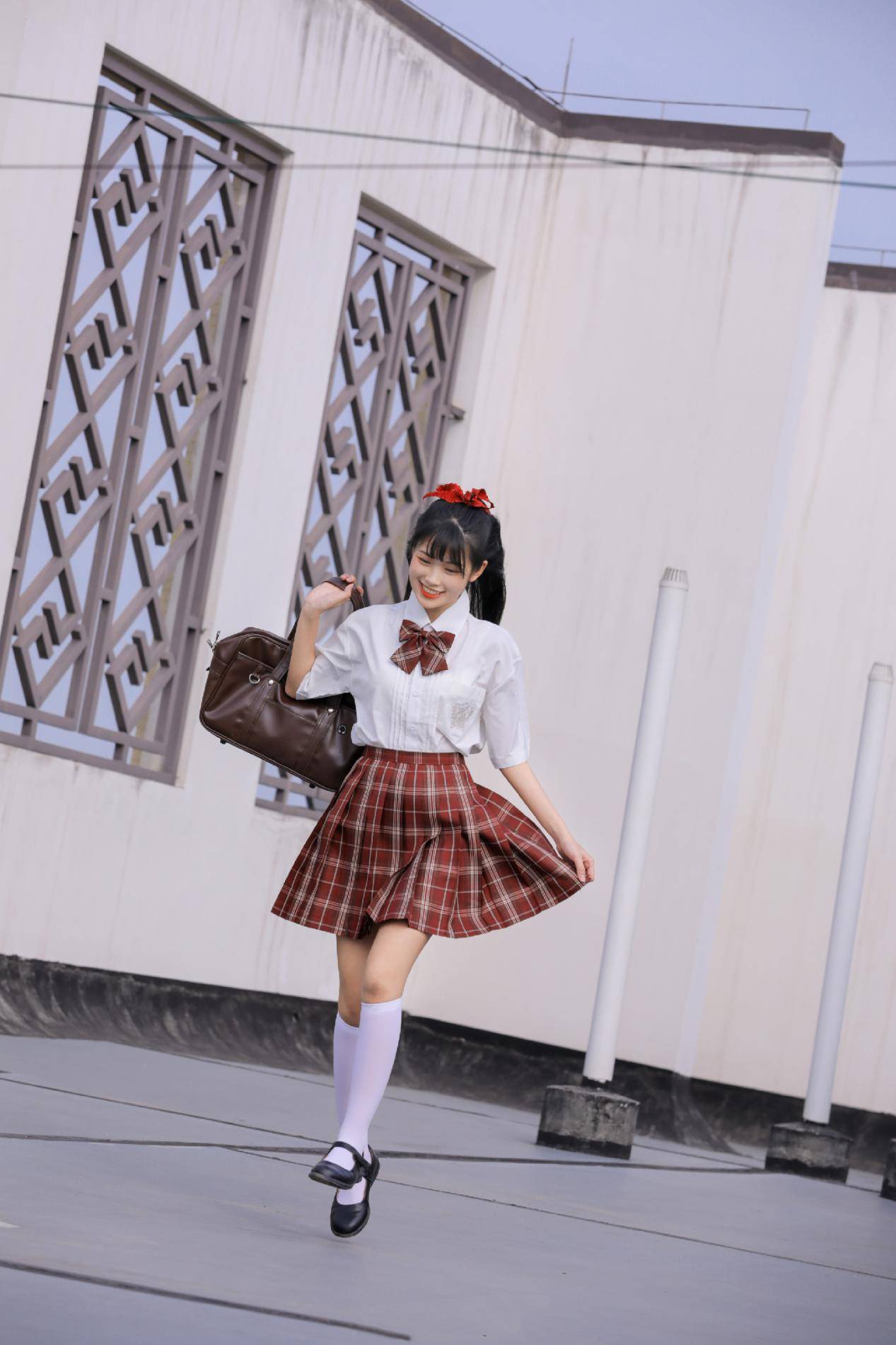 天台上的jk:端庄格裙女孩的另一面