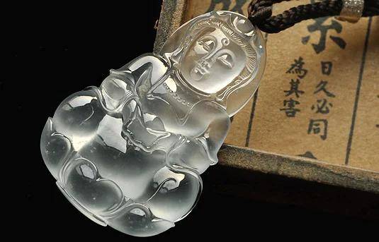 玻璃种翡翠玉最大的特点是透明度最高,几乎到了全透明! 玻璃种翡翠玉最大的特点是透明度最高,几乎到了全透明!