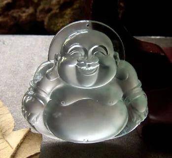 玻璃种翡翠玉最大的特点是透明度最高,几乎到了全透明! 玻璃种翡翠玉最大的特点是透明度最高,几乎到了全透明!