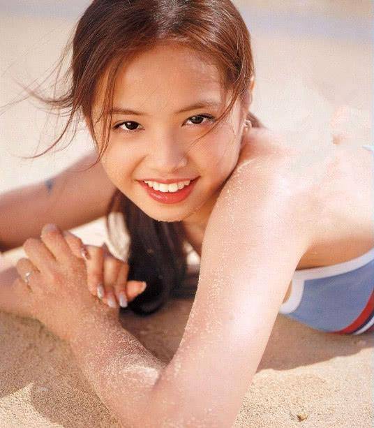 刚出道的蔡依林,唱片公司给她的人设定位是清纯甜美的新生代"少男杀手