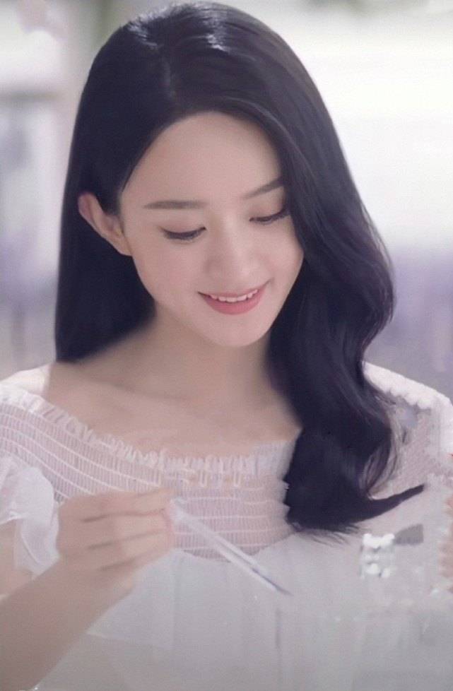 原创赵丽颖穿一字肩礼服薰衣草丛拍照,小秀迷人锁骨,回眸笑明媚动人