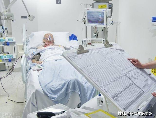这是icu病人的常态.全身插满了管子.