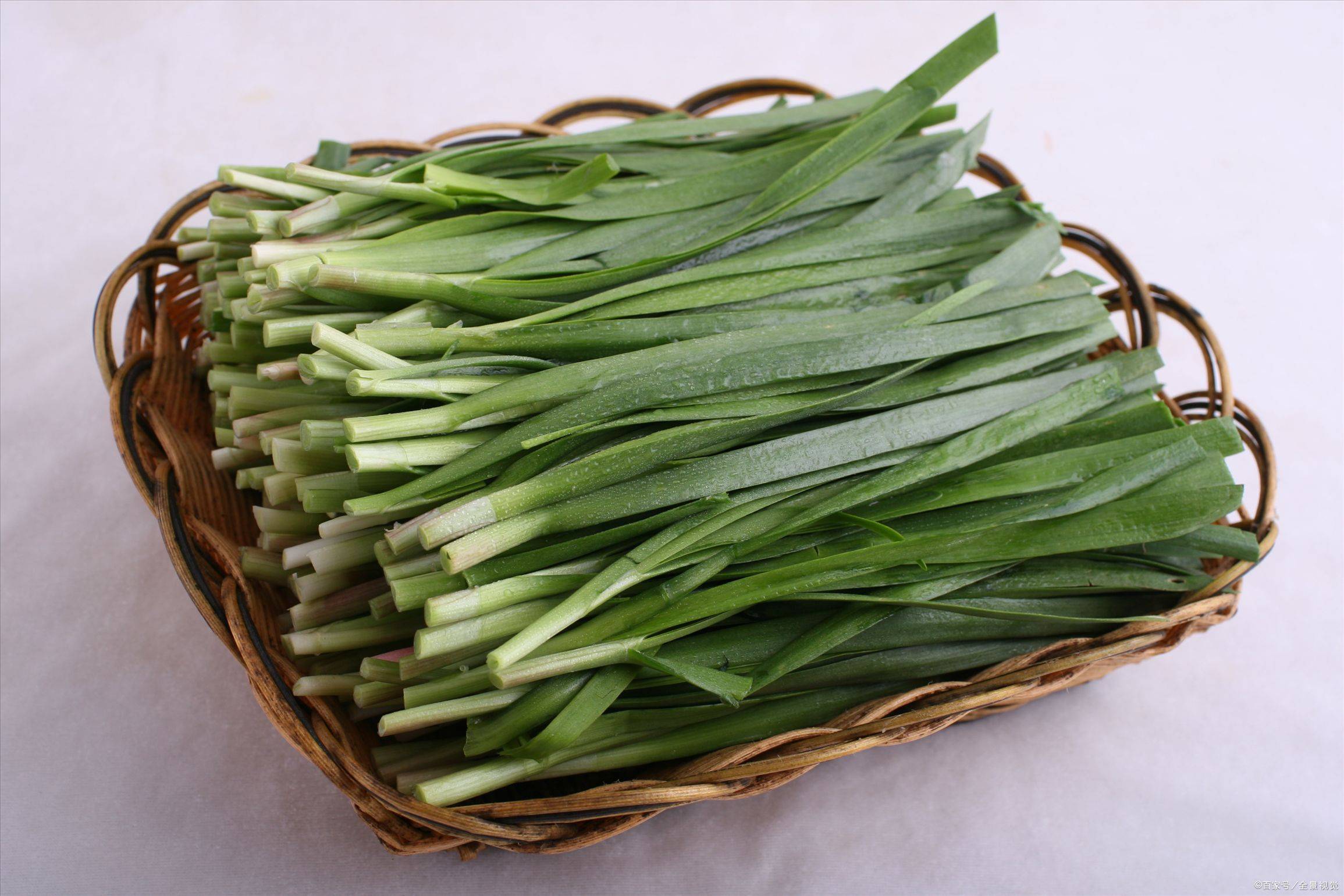 不仅味道鲜美,还有独特的香味儿,韭菜的营养价值非常高:每100克韭菜含