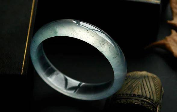 玻璃种翡翠玉最大的特点是透明度最高,几乎到了全透明! 玻璃种翡翠玉最大的特点是透明度最高,几乎到了全透明!