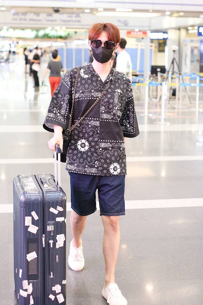 汪苏泷穿度假风花衬衫复古精致 插兜悠哉走路低调有型