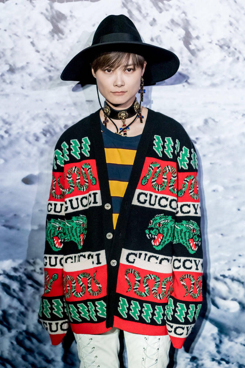 原创李宇春是个很有品味的女人!穿针织衫外套搭配牛仔裤,个性时髦