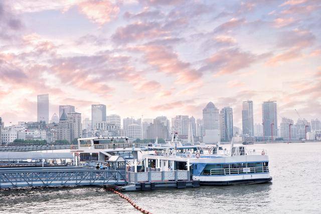 上海外滩游玩价格太亲民,2块钱坐轮船游黄浦江,看东方明珠夜景_轮渡