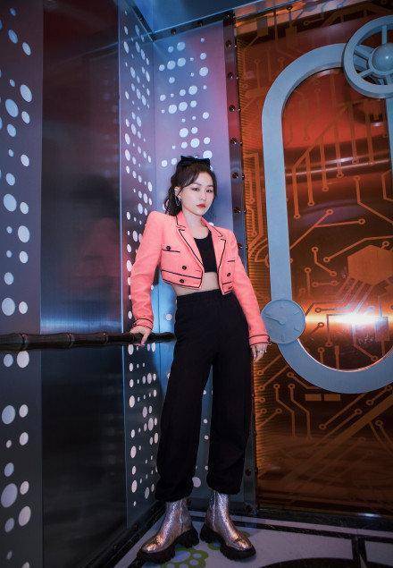 金靖穿古着香奈儿时尚感up!颜值不够衣品来凑!好一个"时髦精"