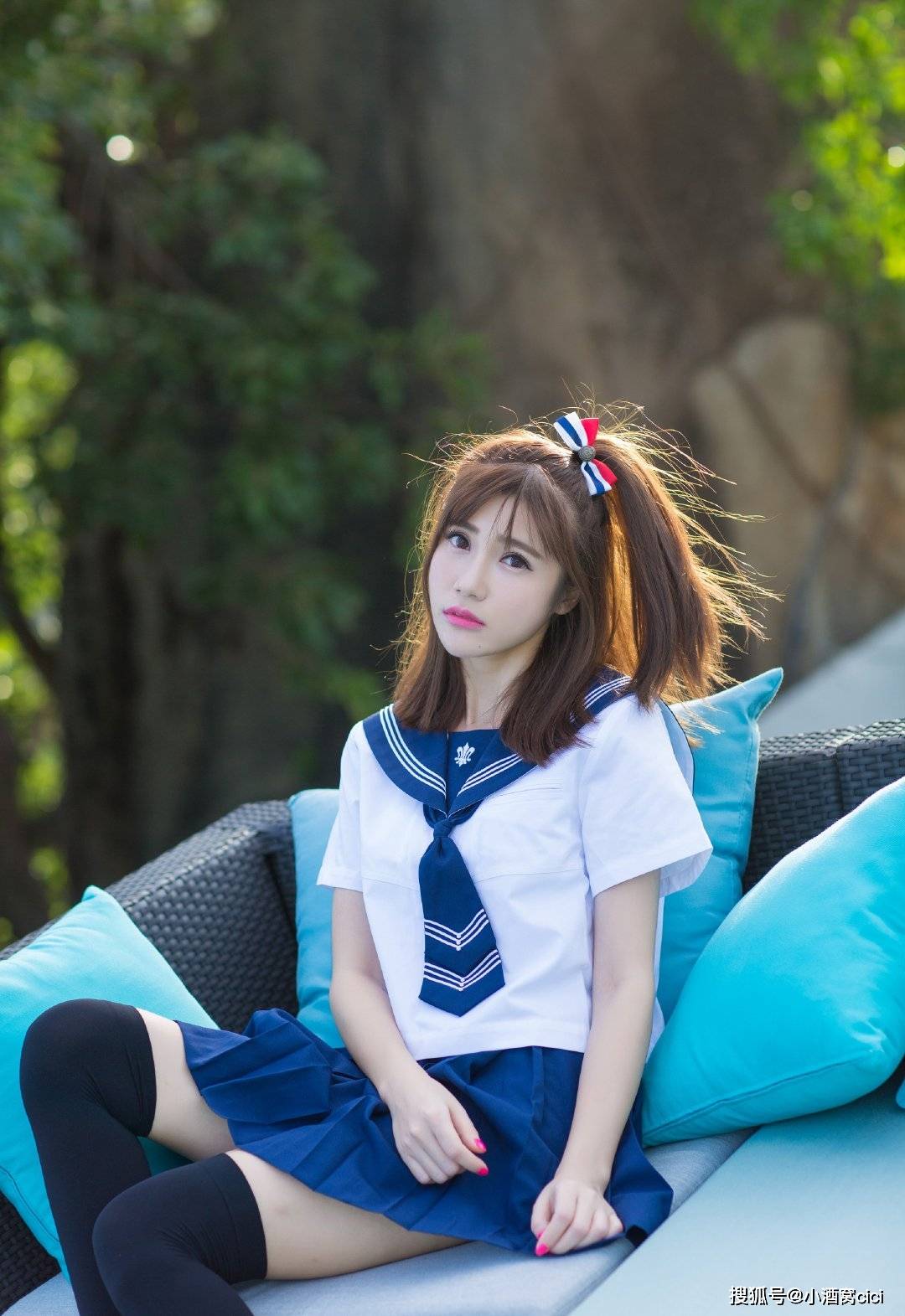 美图泳池边的校服女生一颦一笑都是风情