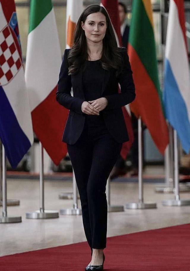 马克龙罕见独自赴会,与34岁美女总理深情对视 ,为布丽吉特辛酸_桑娜