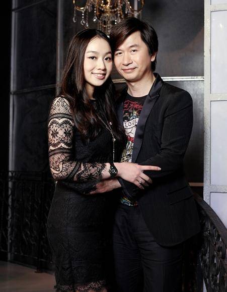 黄舒骏90后娇妻曝光曾为选美比赛冠军而今54岁黄舒骏再当爹