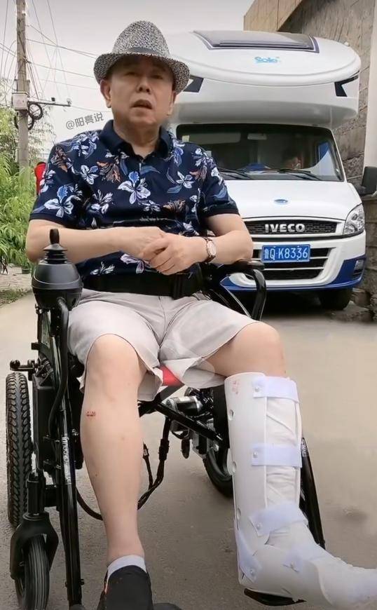 潘长江坐轮椅回应拍戏受伤:粉碎性骨折,但戏还得拍!_视频