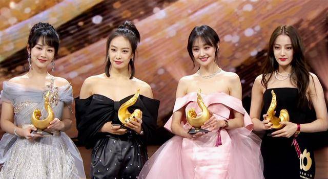 原创有种"合影杀手"叫郑爽,同框热巴宋茜一样不输,笑一笑就赢了