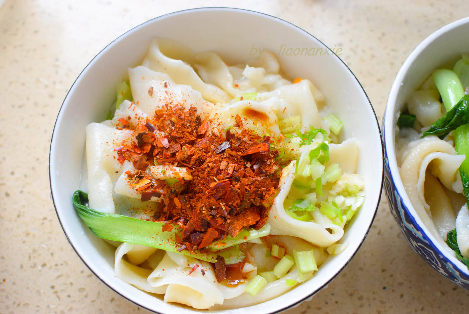 蟹姐用手工拉面做油泼面,口感筋道特别好吃,孩子也能吃一大碗