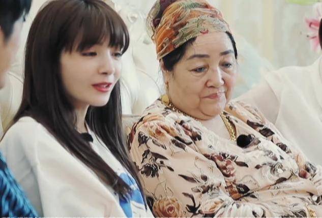 麦迪娜妈妈独自一人生活却支持女儿远嫁,真的好爱麦迪娜
