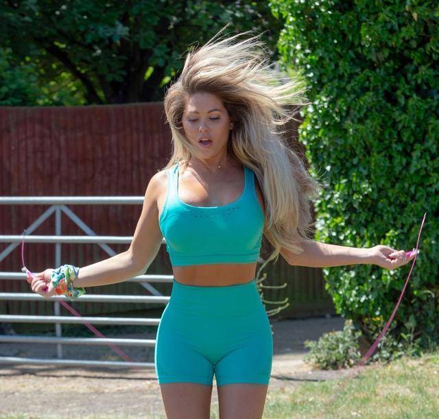 比安卡·加斯科因穿蓝色运动服草地跳绳健身,长发飘逸活力满满_bianca