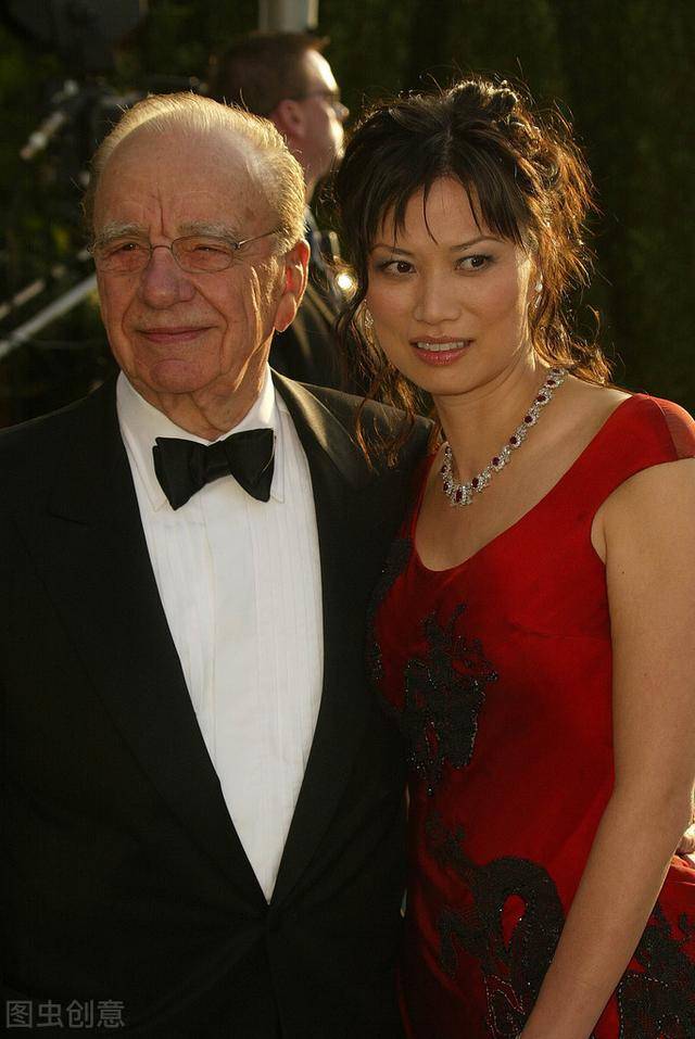 51岁邓文迪直播首秀同框马斯克的妈妈72岁超模梅耶气场略输