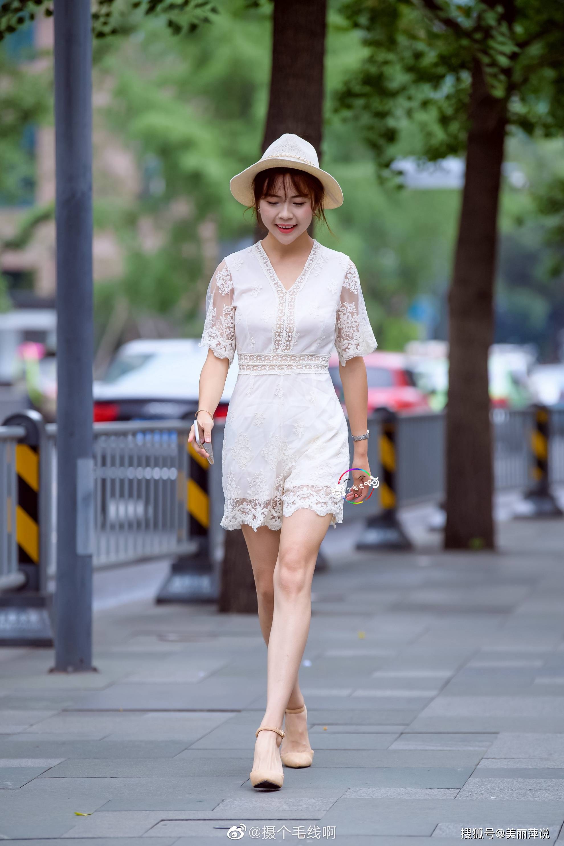 美女街拍温柔的蕾丝连体裤小美女