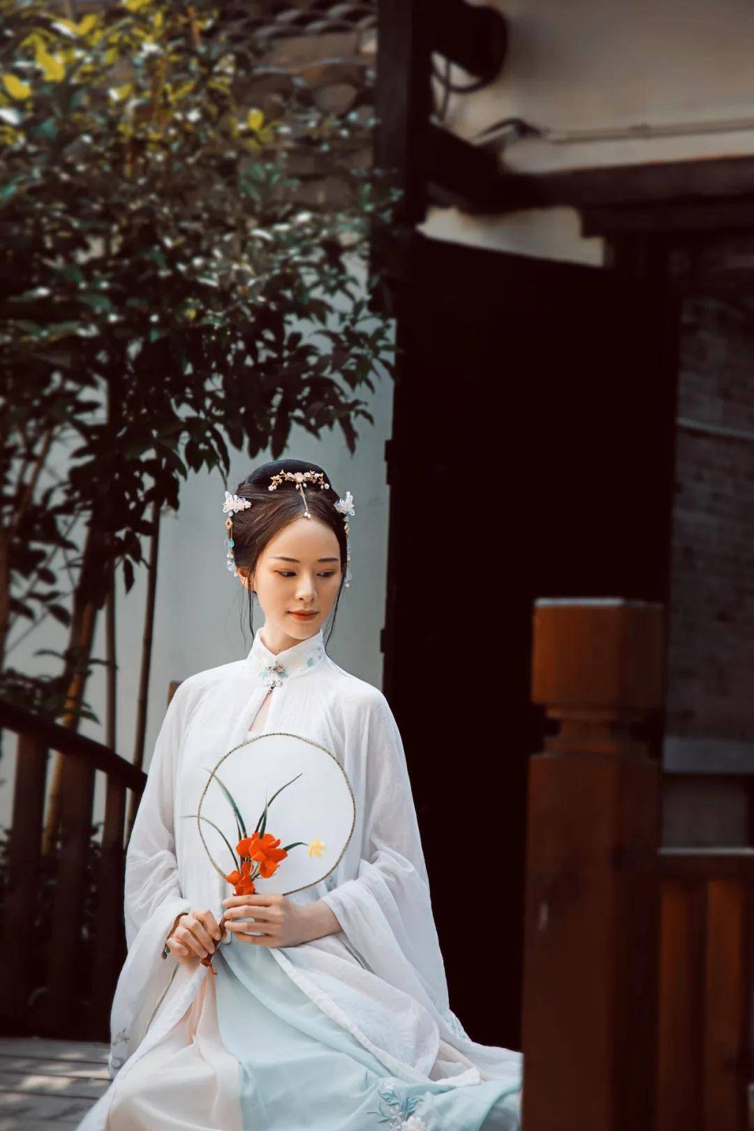 夏日的台儿庄古城景色如画 身着一袭汉服 走遍古城的红墙绿树,古街